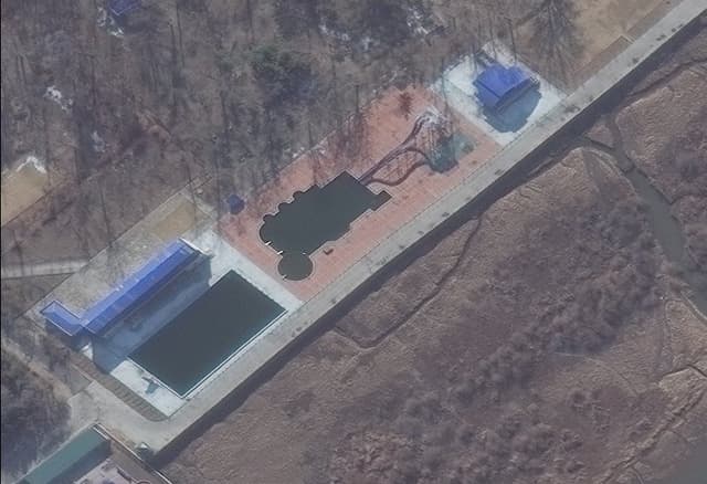 Sinuiju_waterpark_2016_flipped