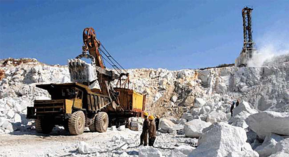 A large ore truck being loaded (Naenara, April 12, 2013)
